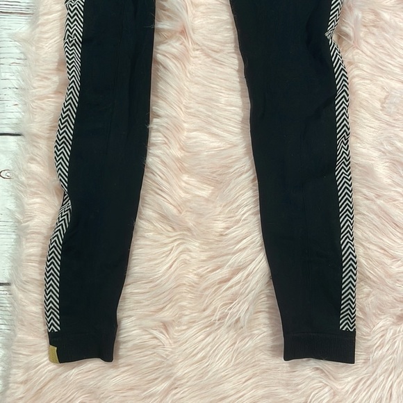 Monreal London Black Hi-tech Seamless High Rise Chevron Stripe Leggings - Picture 7 of 12